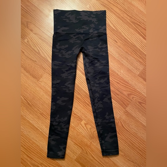 Spanx Seamless Look at Me Now Camo Leggings - Picture 2 of 5